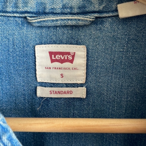Levi’s Denim Button Down Shirt - Picture 2 of 3